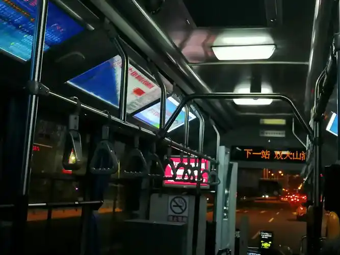 夜晚的公交车把所有的氛围感拉满