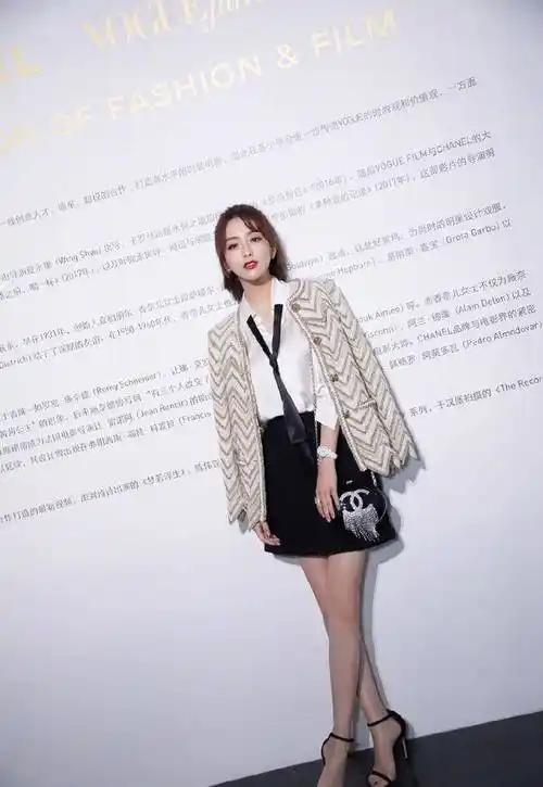 原创34岁佟丽娅穿白色连衣裙优雅时尚网友气质不输29岁baby