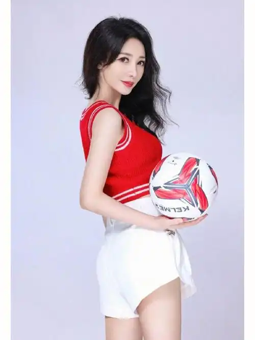 性感女神柳岩曾因大胸火爆全网,如今瘦脱相,她的胸碍了谁的眼?