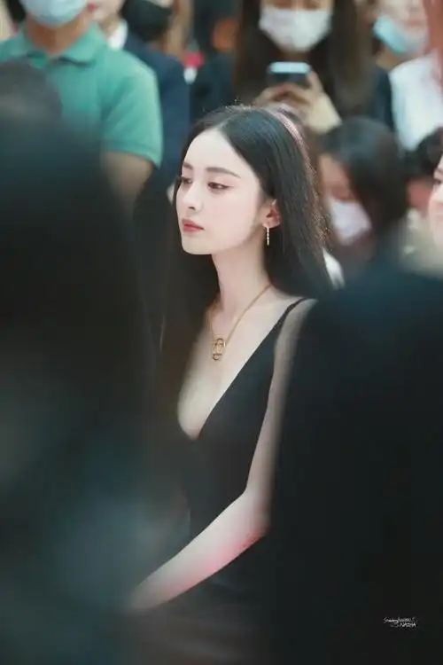 古力娜扎 黑长直太绝了!|古力娜扎_新浪新闻