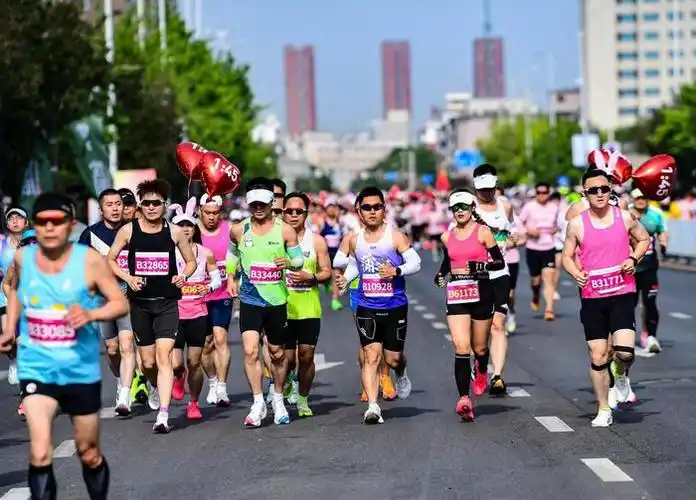2024沈阳皇姑第二届半程马拉松开赛 万名中外选手燃情开跑