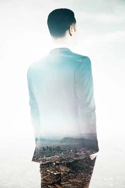 昏黄时分商人站在落地窗前的背影