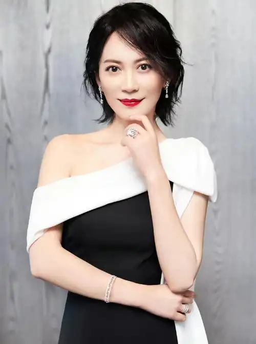 端庄优雅的俞飞鸿,楚楚动人,楚楚动人的写真照!__财经头条