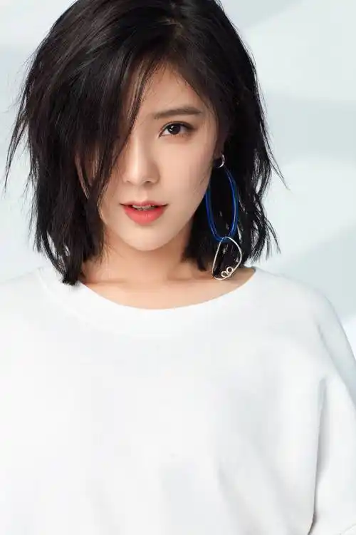 宅男女神赵奕欢新作上线,上演"美女与野兽",穿时尚大秀身材_电影_鲨鱼