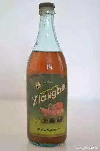 但是我们镇子的东面,有一家民间汽水作坊,每当快过年的时候,他家的