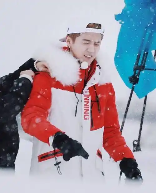 鹿晗阿尔卑斯山滑雪美若画中人期待北京看雪的傻狍子能好好玩了