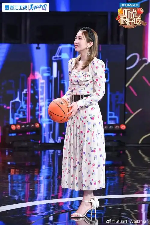 孟美岐身着印花长裙搭配@stuart_weitzman(思缇韦曼)#nunaked
