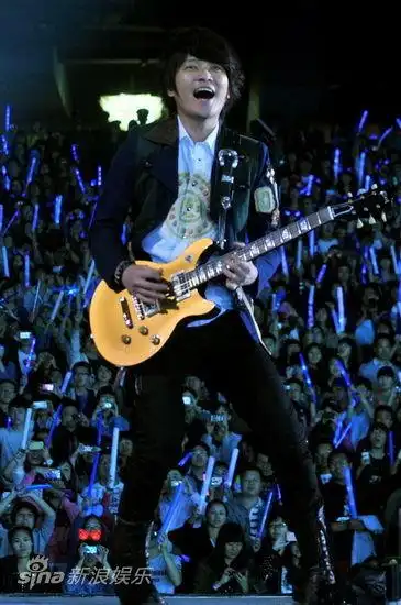 图文五月天鸟巢演唱会怪兽弹吉他