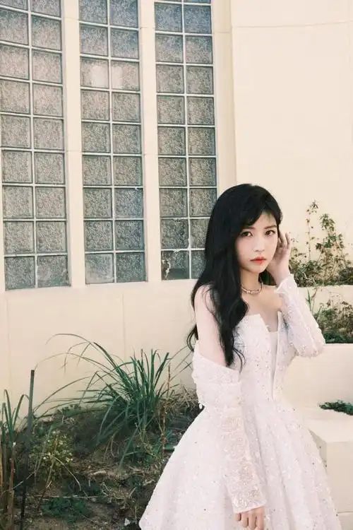 身高153的赖美云好会穿一袭抹胸短裙穿出好比例小个子学着点