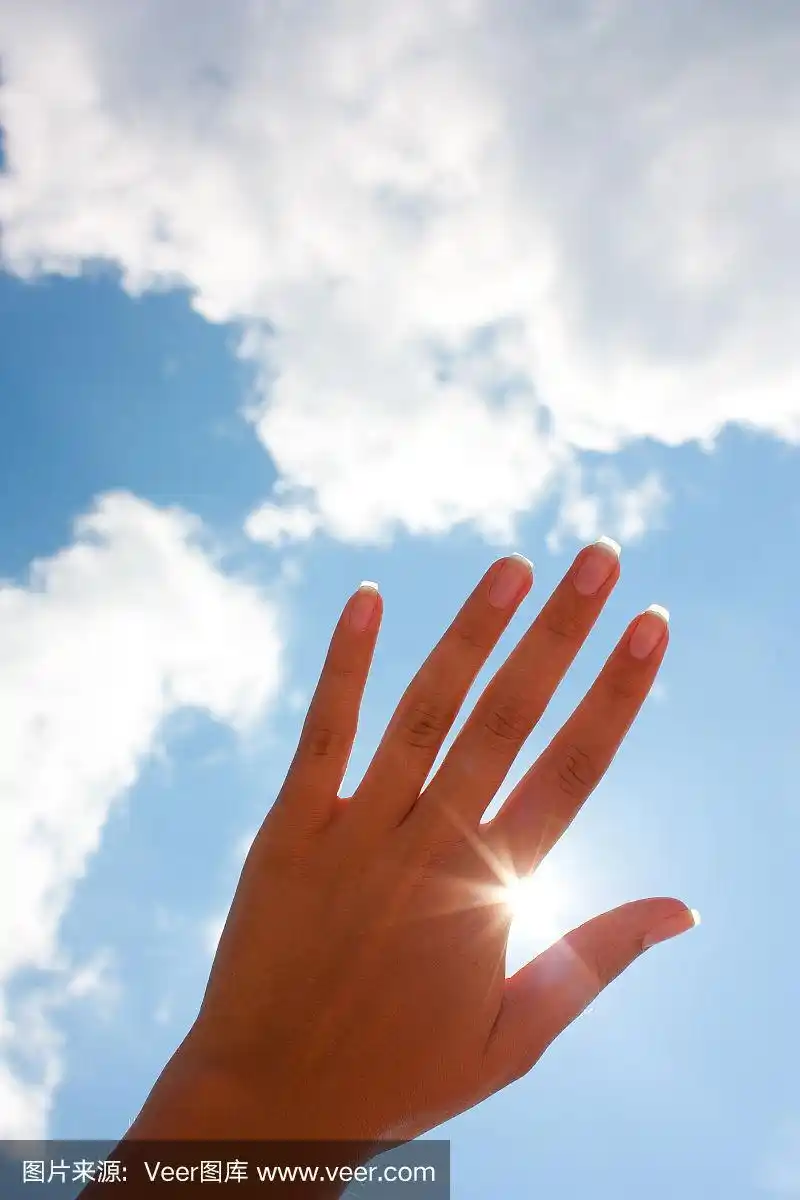 女人的手对着天空