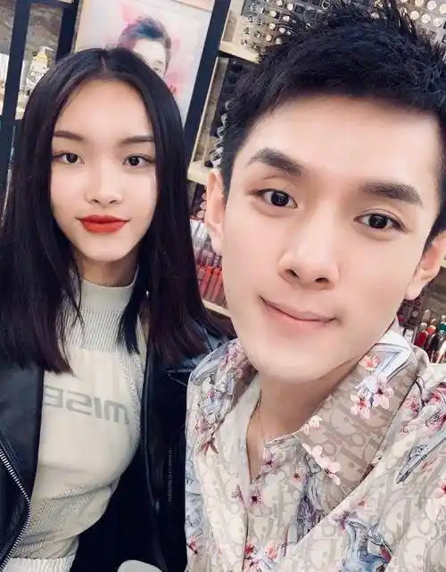 刘柏辛李佳琦一组旧照曝光,16岁立志成为明星,原因是遭遇歧视?