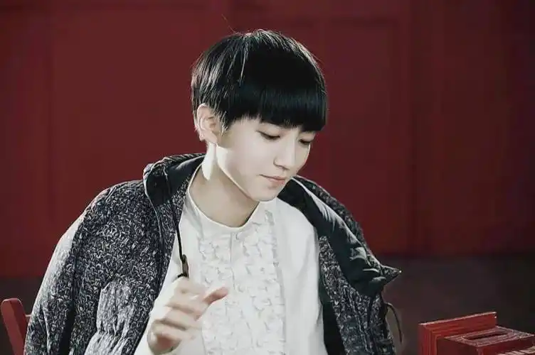 王俊凯恋情瓜细节疑似实锤,与素人后台合照,被质疑私联富婆粉丝_同学