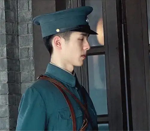 刘昊然军装好正好挺拔