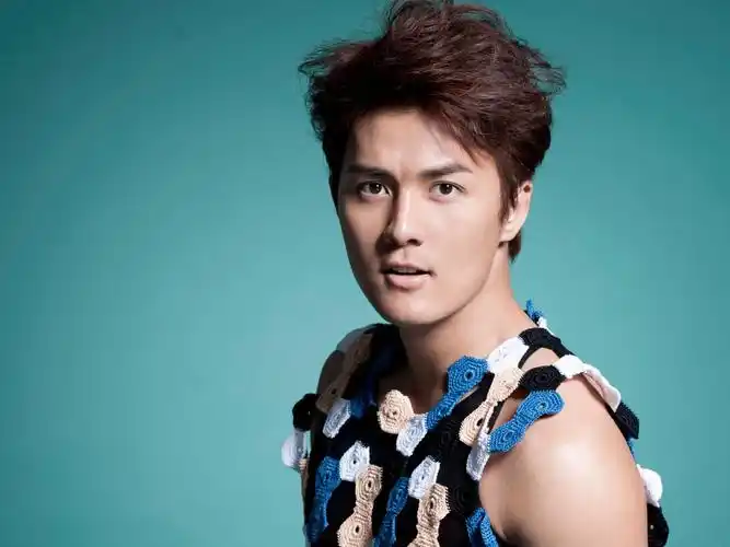 曾经吴克群1度也是作为人气歌手出道,但是有人评论他没有像周杰伦那么