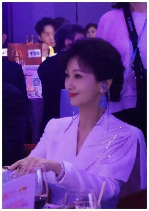 70岁赵雅芝携夫出席活动与郭晶晶婆婆等港星同框不像七旬老人