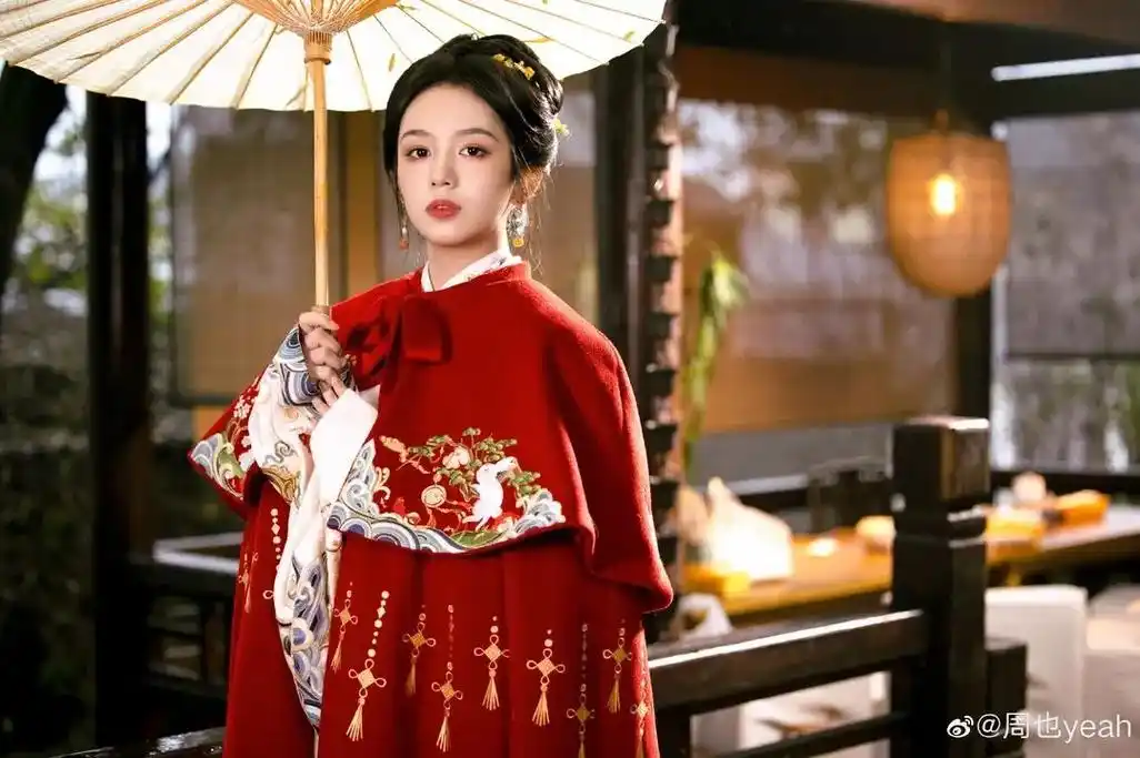 你的壁纸被我承包了 #我又来送图啦 穿汉服的周也也太漂亮了 - 抖音