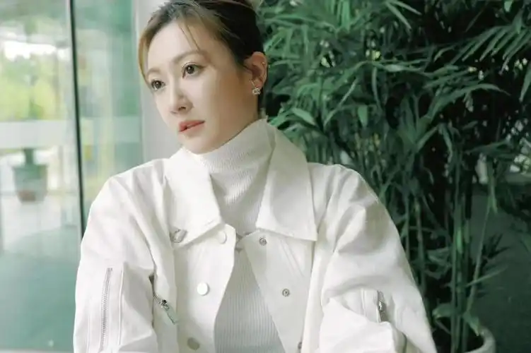 《为你逆光而来》热播 余玥白色休闲装写真大气明媚