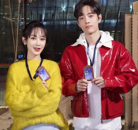 杨紫,肖战对视好甜,你和另一半的合照有没有很甜蜜?_360问答