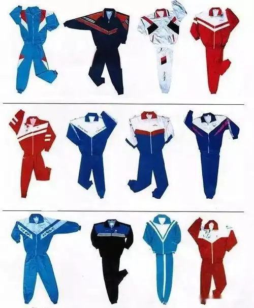 到了上世纪90年代,经典的蓝白配,黑白配,红白配色校服成了主流,当时读