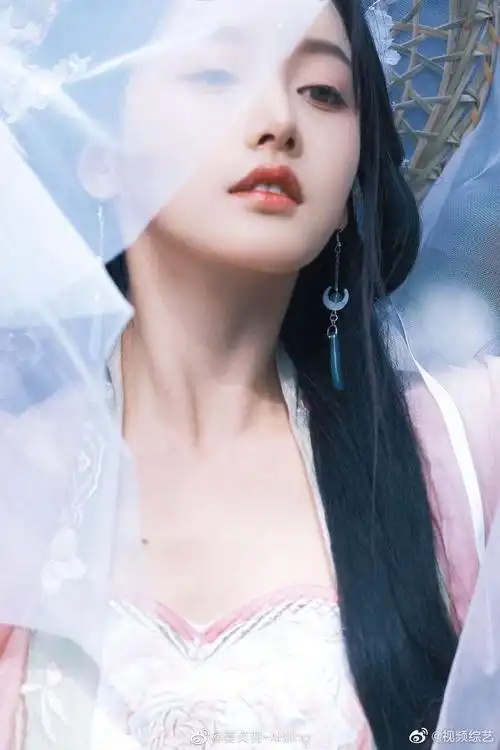 姜贞羽双草芬芳时端午节随拍来咯美目流转