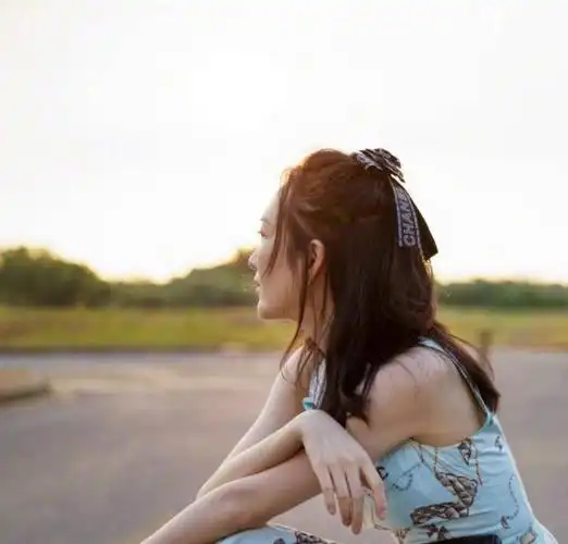 王鸥p图过了点穿蓝色扎染连衣裙侧面看着就像纸片人