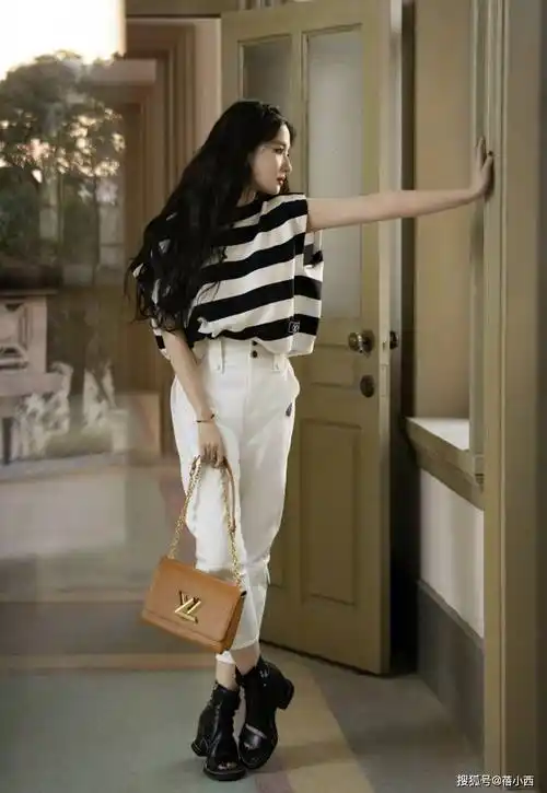 刘亦菲穿着一条斜肩的白色连衣裙参加活动,如同仙女下凡一般-爱读书