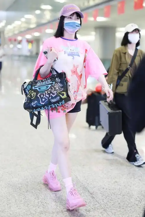 上海,黄龄亮相机场,她身穿粉色卡通印花t恤搭配短裤大秀美腿,一身粉嫩