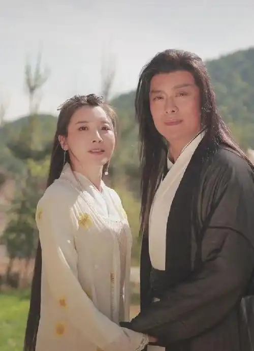 黄海冰张棪琰重现古装造型挽手贴头太亲密网友认为不合适