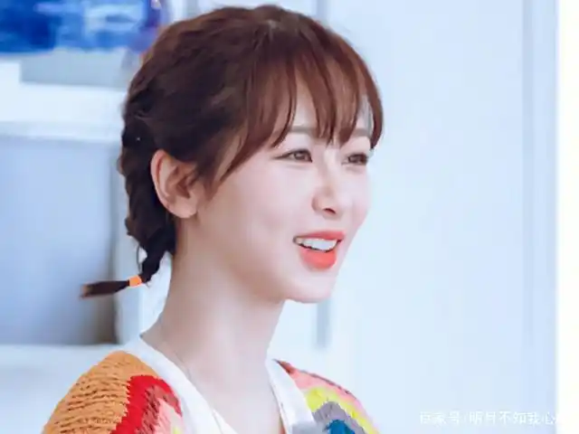 杨紫五官曾被爆整容,可这个地方没整过,笑起来更加甜美