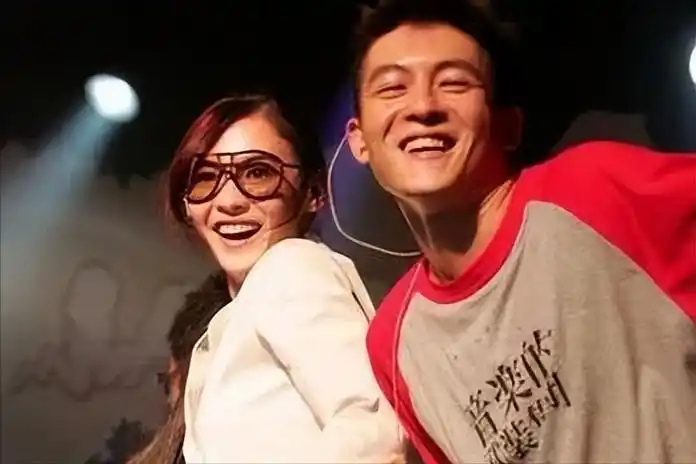 原创张柏芝孙东海现身泳池她穿黑衣笑容甜蜜男方与3娃互动显拘谨