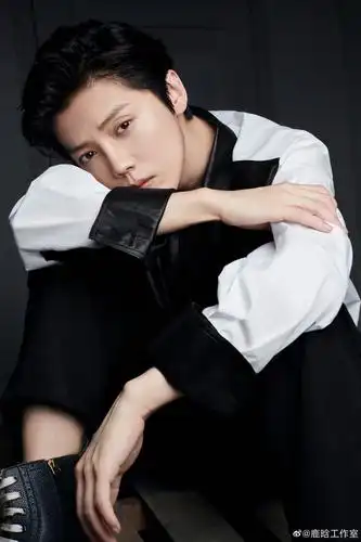 鹿晗新鲜写真大片,黑白色调高级质感