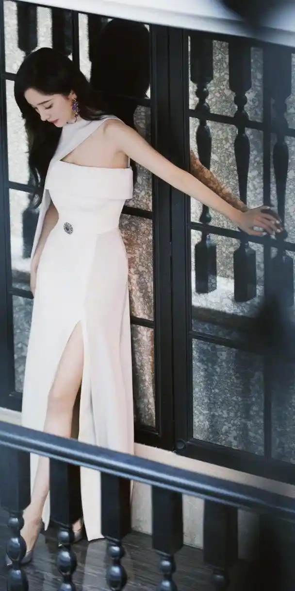 杨幂开叉披风白裙