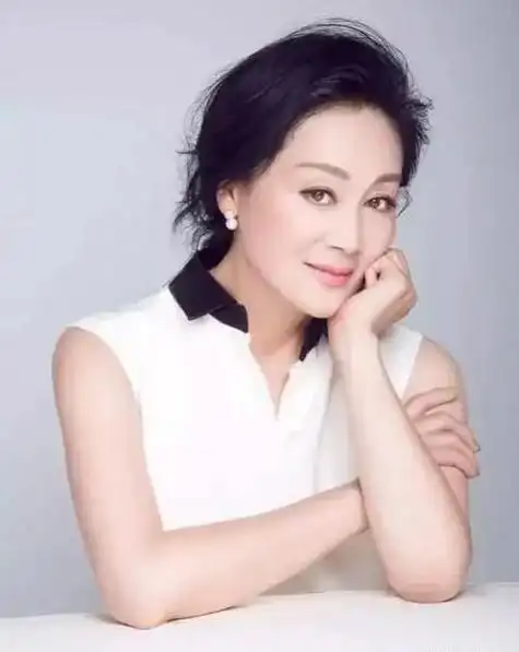 王姬:29岁嫁初恋高峰,结婚33年儿女双全,风光背后有心酸