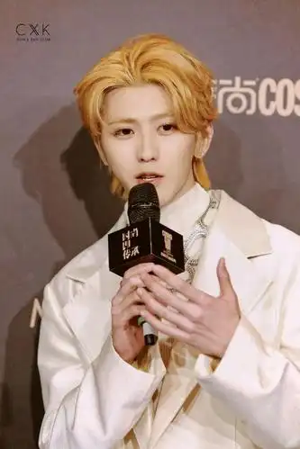 蔡徐坤亮相2019cosmo时尚美丽盛典红毯 黑白造型尽显金发少年的绅士