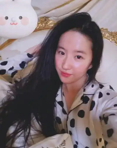 34岁刘亦菲素颜喝咖啡被拍!皮肤白净眼睛大,脚踩一双拖鞋接地气