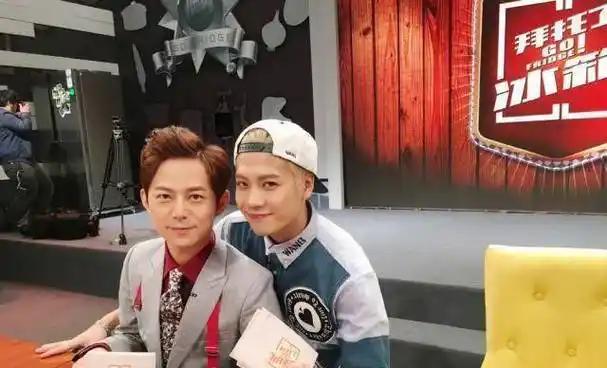 王嘉尔说到自己偶像是杨紫,那感觉像极了爱情_时候_小雪_表演