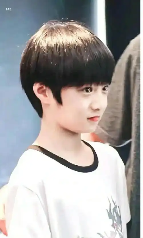 刘耀文小学旧照##刘耀文小学穿校服戴红领巾旧照