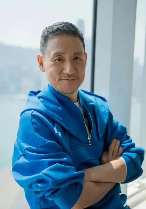 张学友,一位极具代表性的亚洲歌手,在华语乐坛一直都有"歌神"的称号.