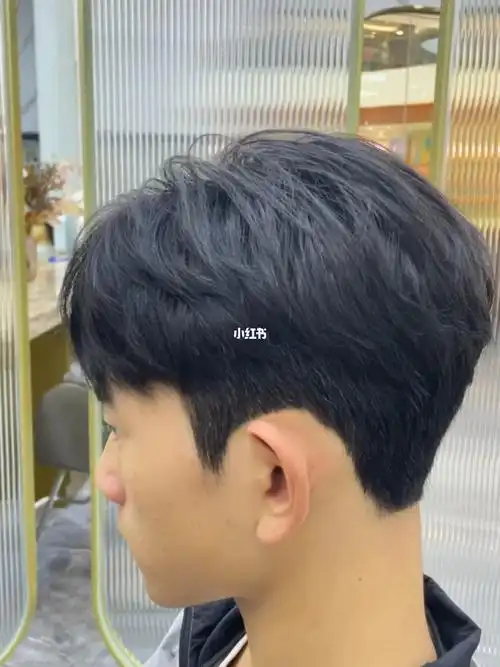 夏季男生帅气韩式短发清爽又阳光韩式微分碎盖发型适合脸型:圆脸钻石