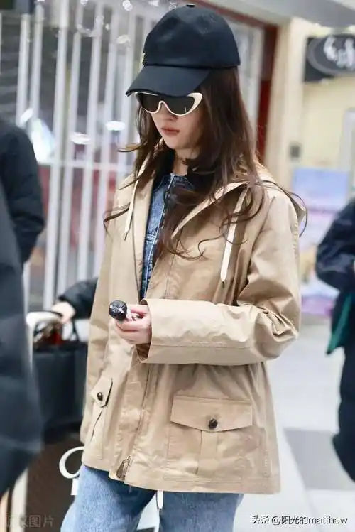 街拍:刘亦菲风衣搭配牛仔套装时髦利落