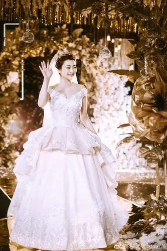 最美婚纱设计师宇宙婚礼的打开方式.周年快乐!