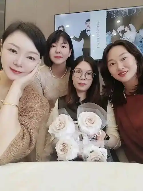 cba胡明轩妈妈亮相观众席!51岁依然如少女,穿牛仔裤秀自拍