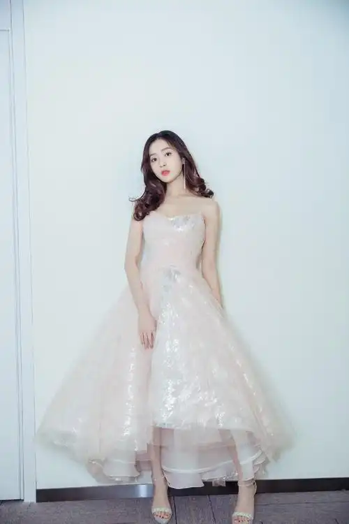 王梓薇美艳动人写真图片