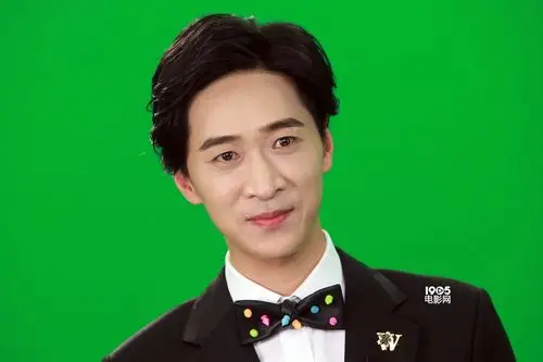 的演播室迎来了喜剧届的两位大咖:开心麻花的"台柱子"王宁和爱笑会议