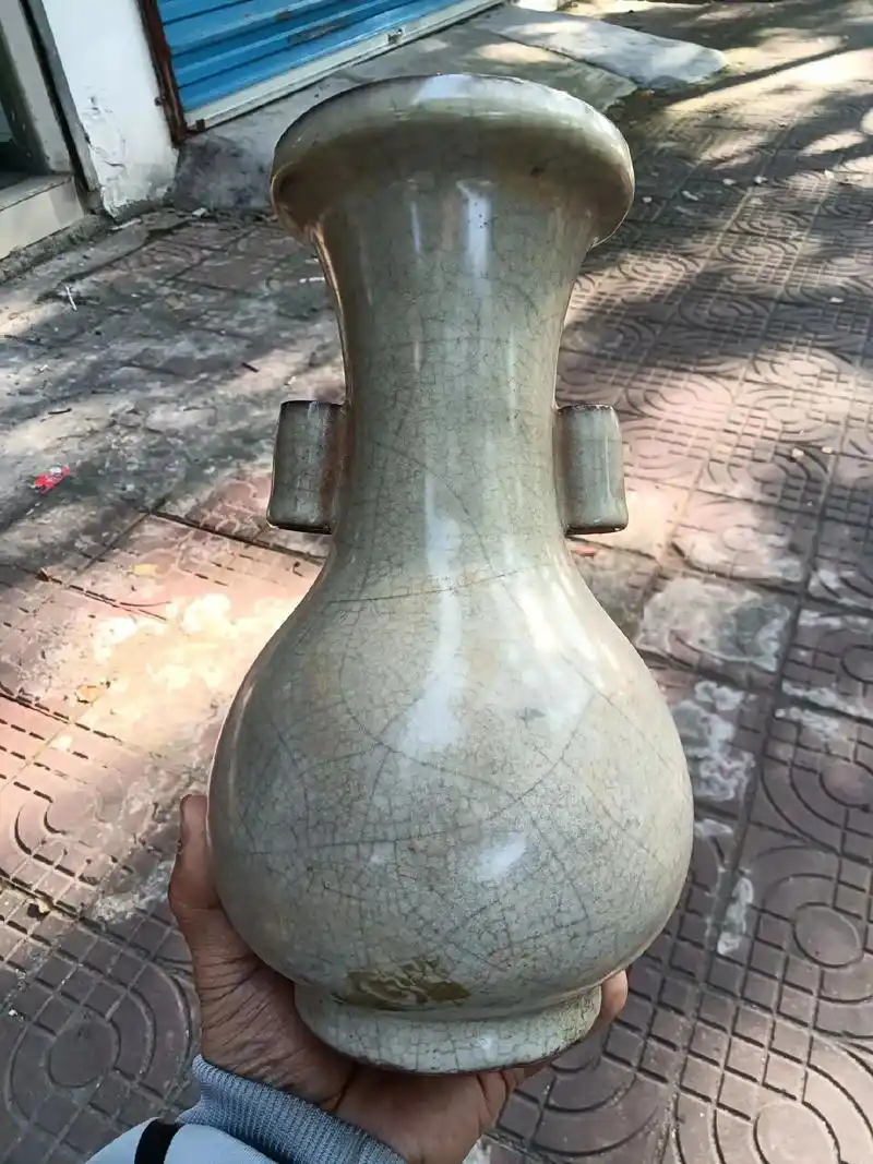 南宋哥窑贯耳瓶.器型独特!优美!酥油光!紫囗铁足!#老瓷器  - 抖音