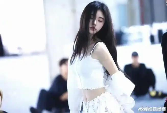 鞠婧祎露腰马甲线##鞠婧祎衬衫好短