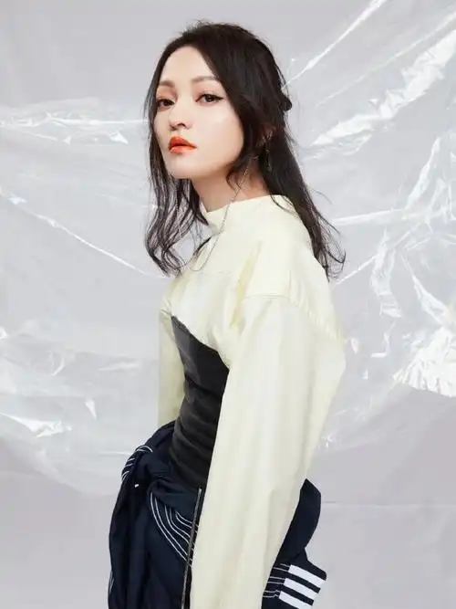 张韶涵晒看展美照39岁身材不输给少女粉色系打扮显瘦还显气色