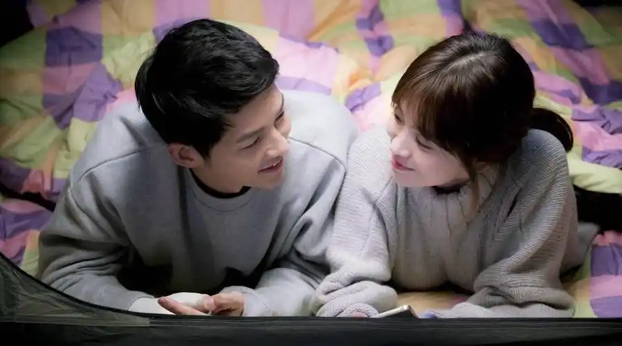 重温《太阳的后裔》宋仲基与宋慧乔kiss甜蜜瞬间,这样的爱情不好吗