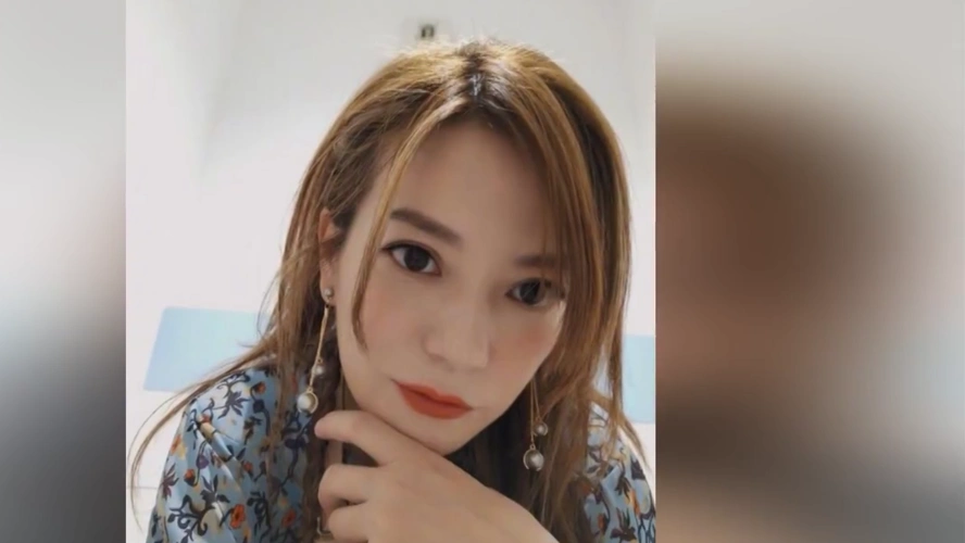 赵薇晒照一只大青蛙 大眼迷人耳环很吸睛(. 来自娱乐达人vv - 微博