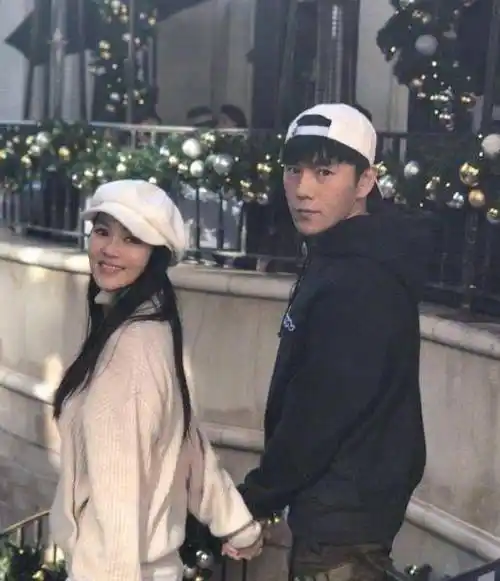 不过,在遇到秦昊之前,伊能静的生活算不上多么安定,感情生活也是很